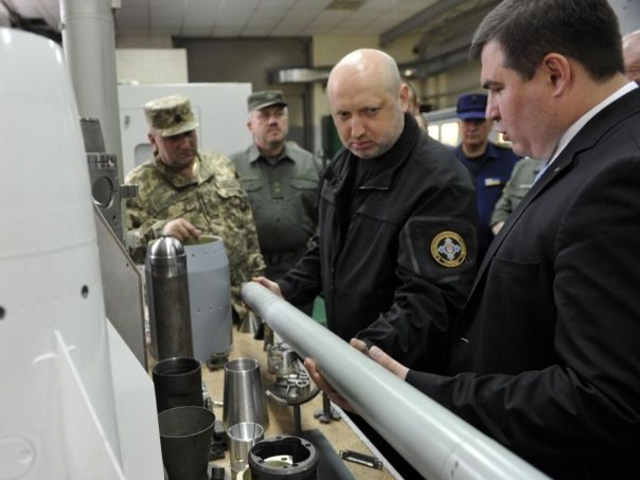 Турчинов намерен привлечь 800 украинских заводов к программе модернизации вооружений