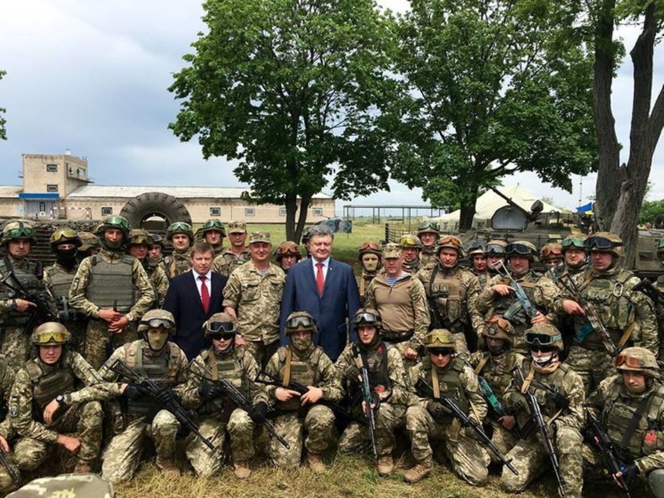 Порошенко с бойцами 79-й бригады