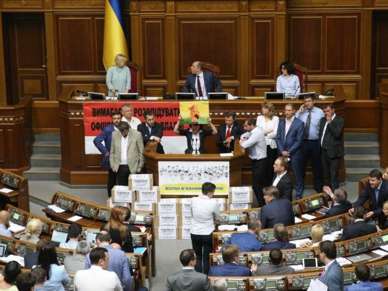 Коробки сложены у трибуны парламента