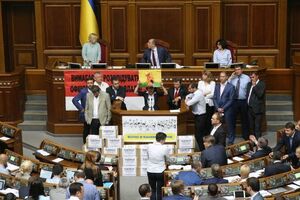 Коробки сложены у трибуны парламента