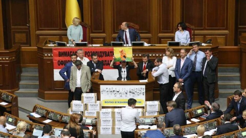Коробки сложены у трибуны парламента