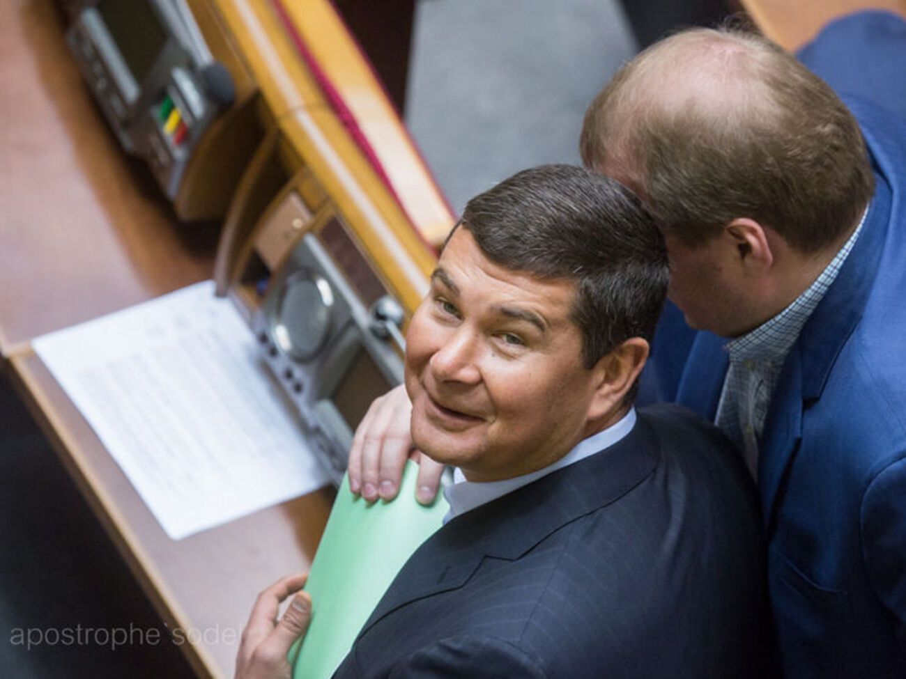 Подписанное генпрокурором представление об аресте Онищенко (слева) внесено в парламент