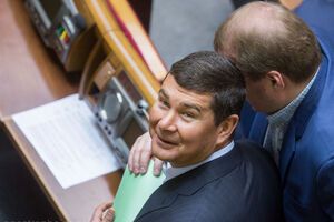 Подписанное генпрокурором представление об аресте Онищенко (слева) внесено в парламент