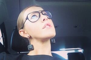 Собчак: Ну что сказать? Параллельные миры! Всюду жизнь! Хорошо, хоть параллельные прямые не пересекаются. Только в вечности