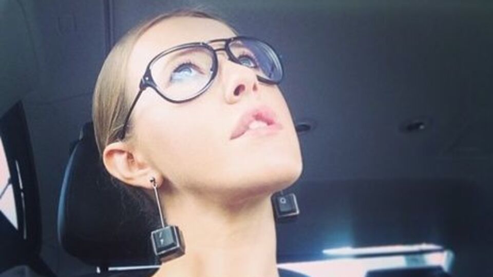 Собчак: Ну что сказать? Параллельные миры! Всюду жизнь! Хорошо, хоть параллельные прямые не пересекаются. Только в вечности