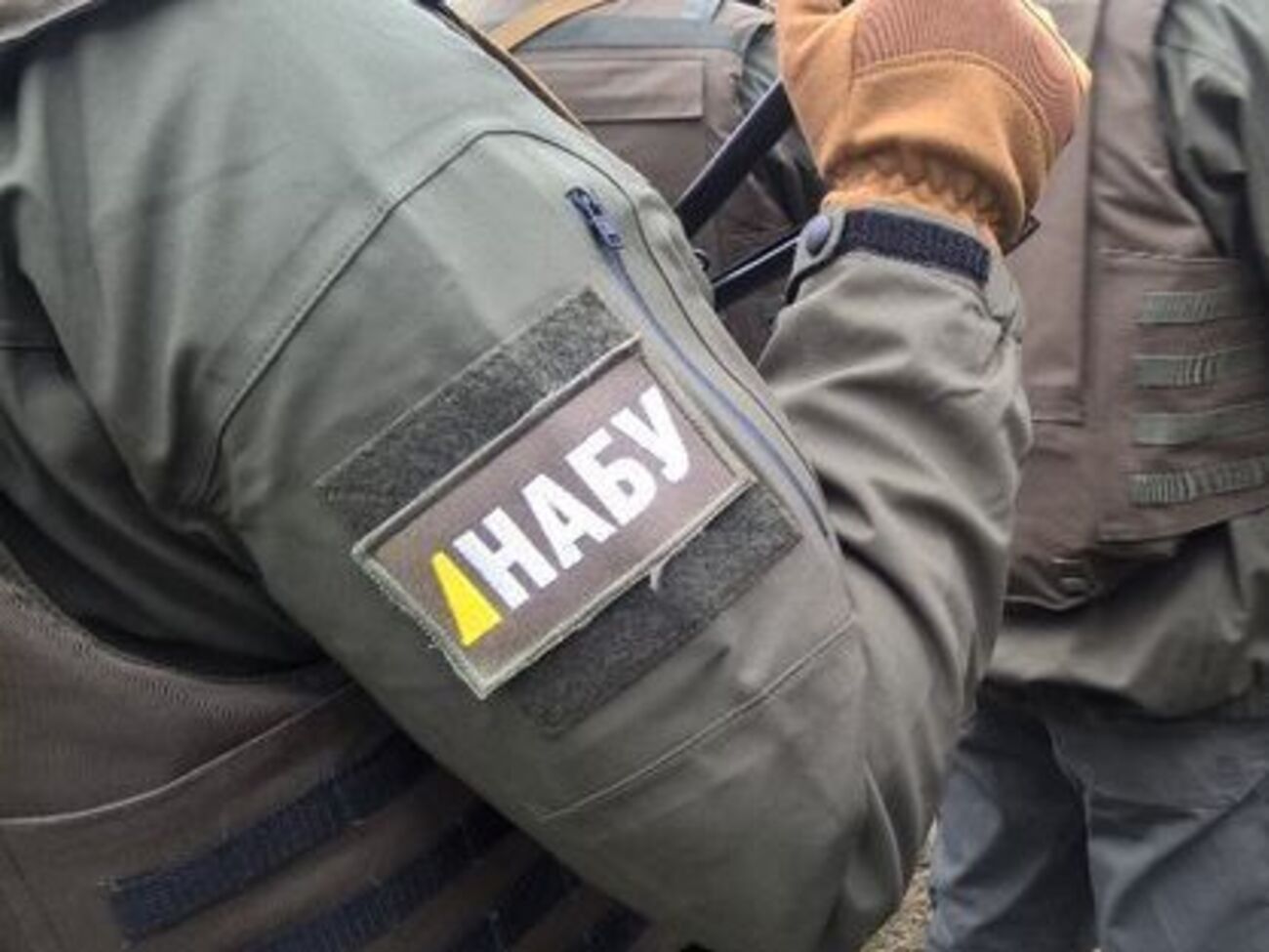 В НАБУ заявили, что Лещенко является народным депутатом Украины, и он вправе давать комментарии и оценки, которые порой носят политический характер