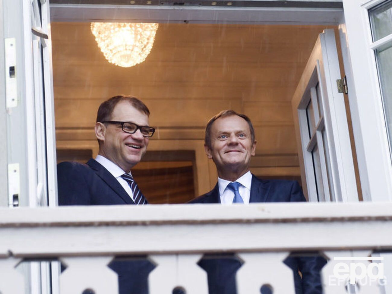 Туск (справа) провел встречу с премьером Финляндии