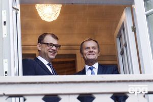 Туск (справа) провел встречу с премьером Финляндии