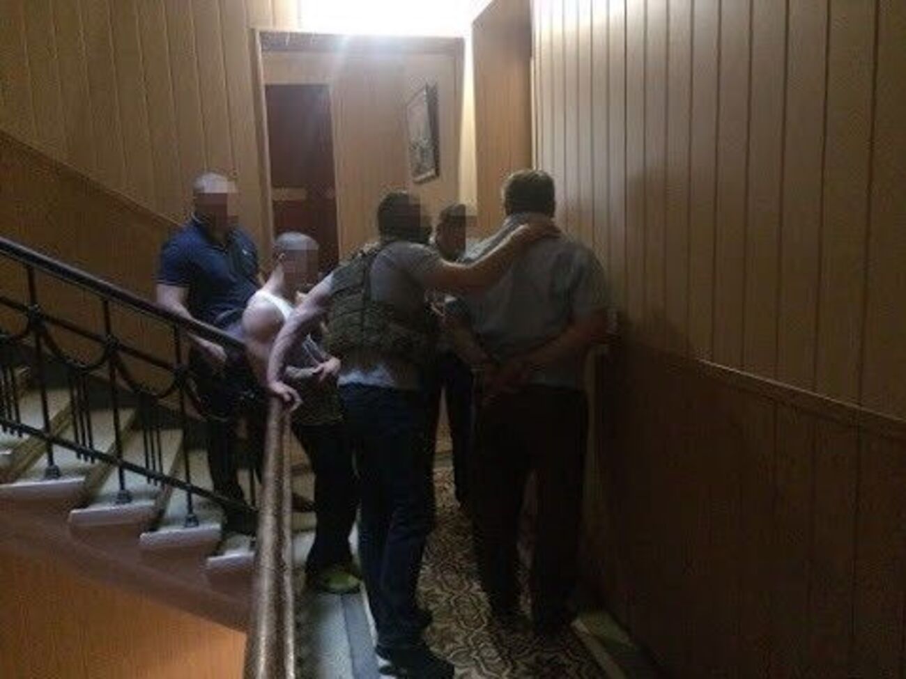 Чиновника задержали во время получения основной части взятки