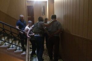 Чиновника задержали во время получения основной части взятки