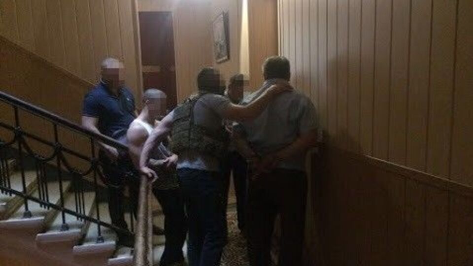 Чиновника задержали во время получения основной части взятки