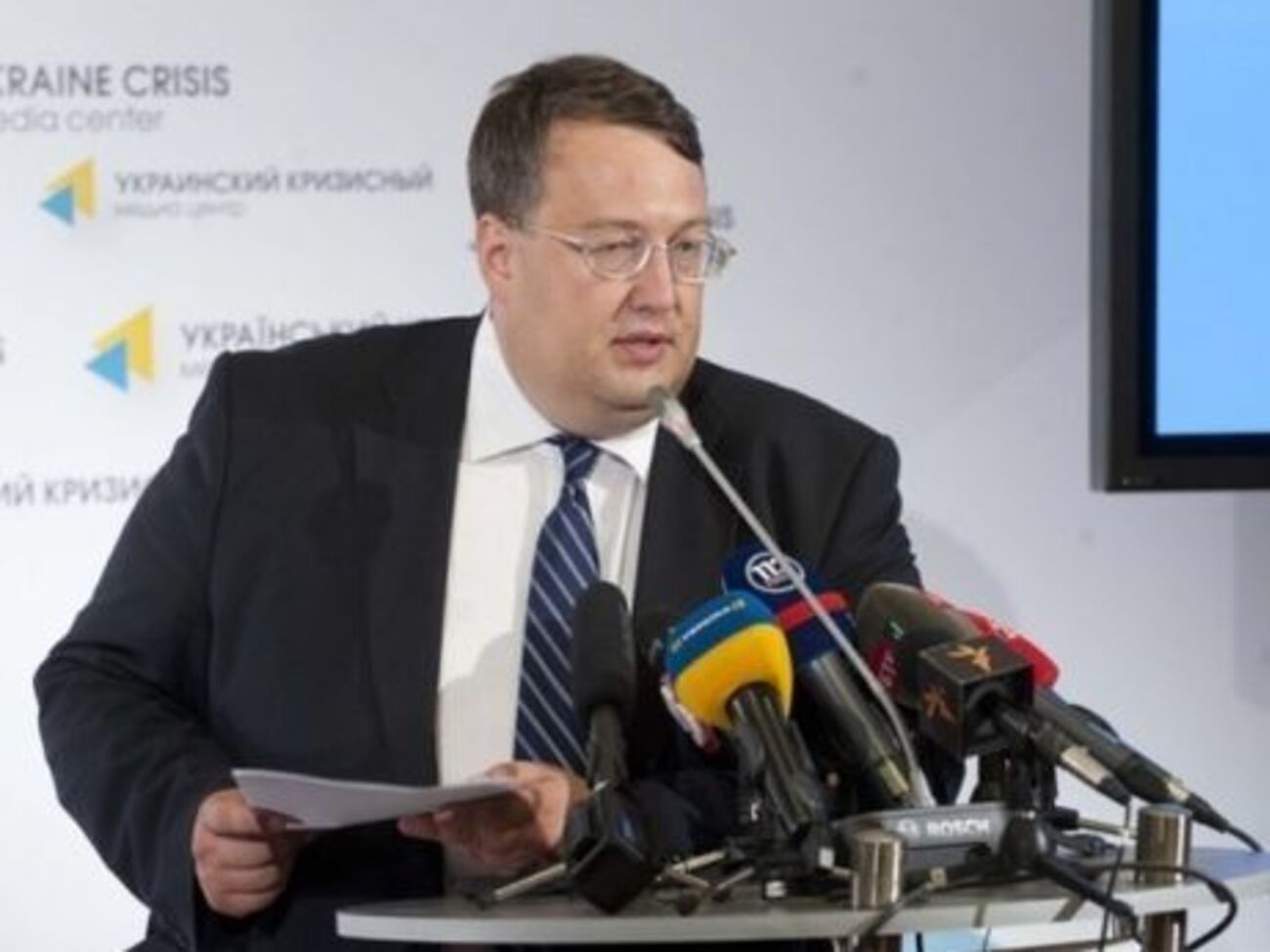 Геращенко заявил, что передал французской стороне данные 7291 гражданина России