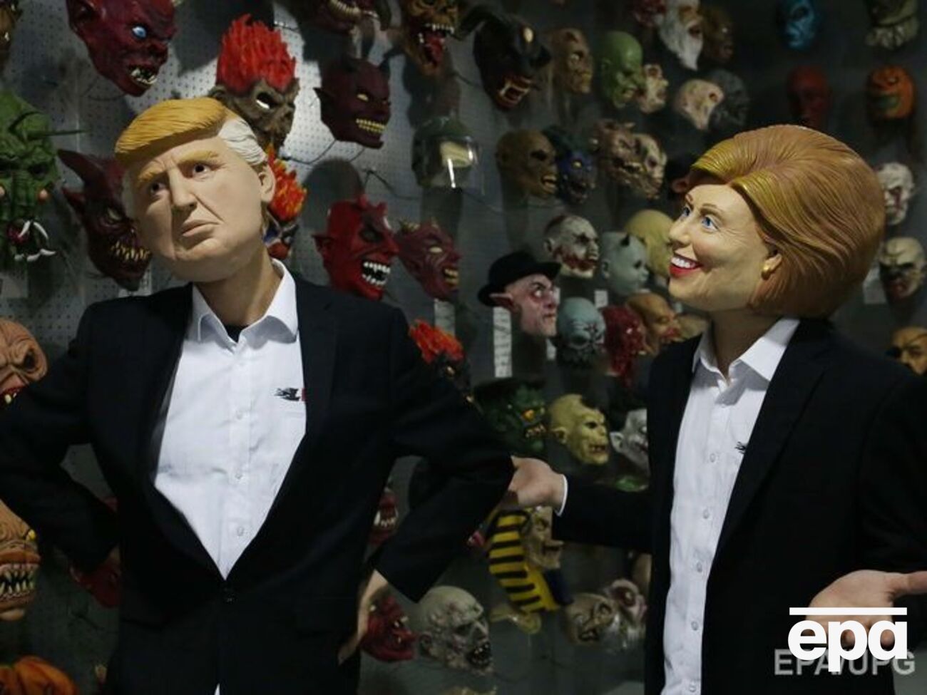 По последним опросам, Клинтон опережает Трампа