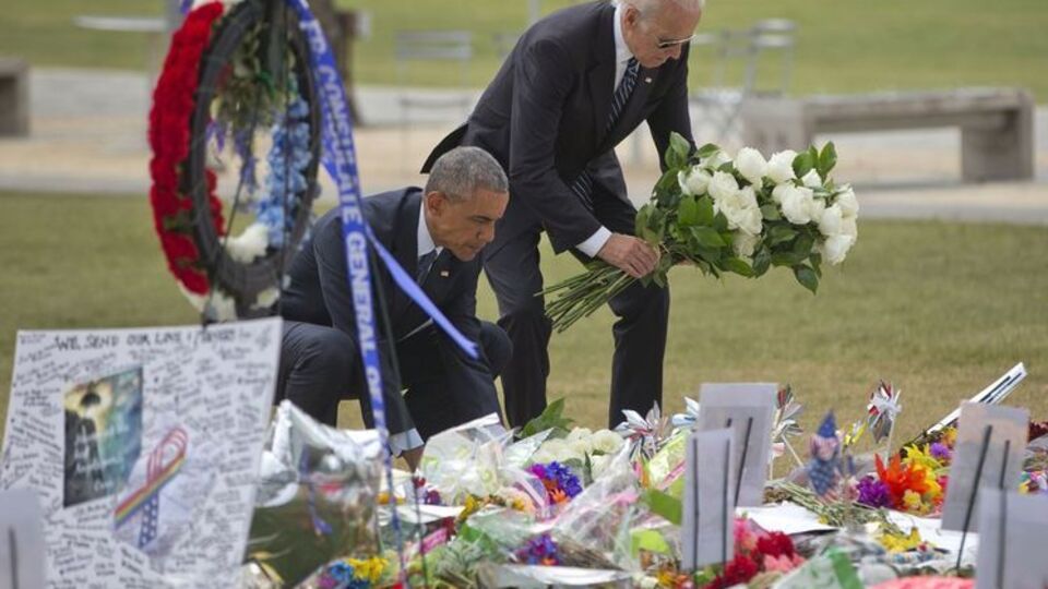 Обама и Байден принесли цветы к импровизированному мемориалу памяти