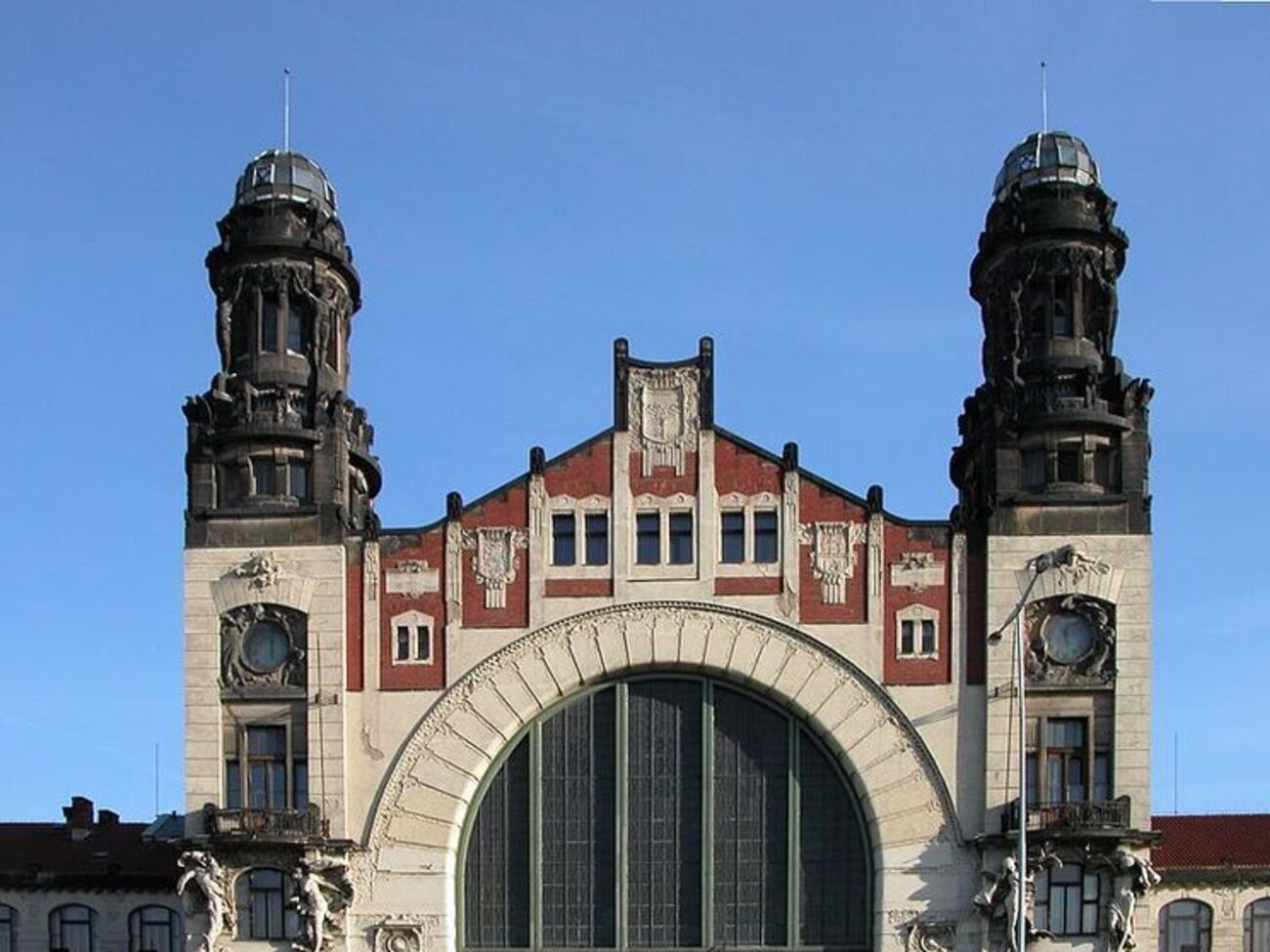 Людей с главного вокзала Праги эвакуировали