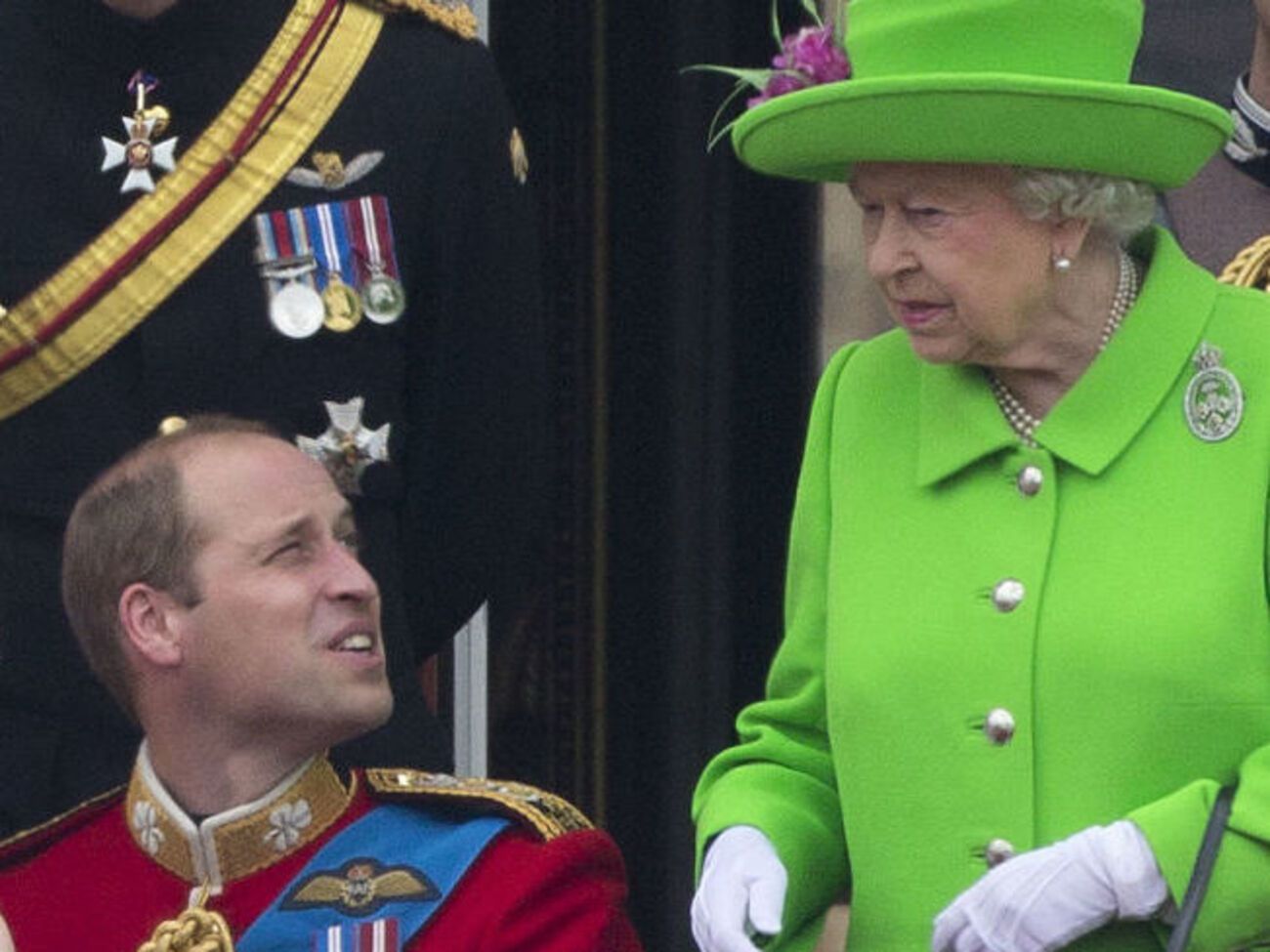 Уильям слушается свою бабушку Елизавету II