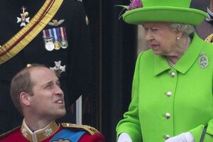 Уильям слушается свою бабушку Елизавету II