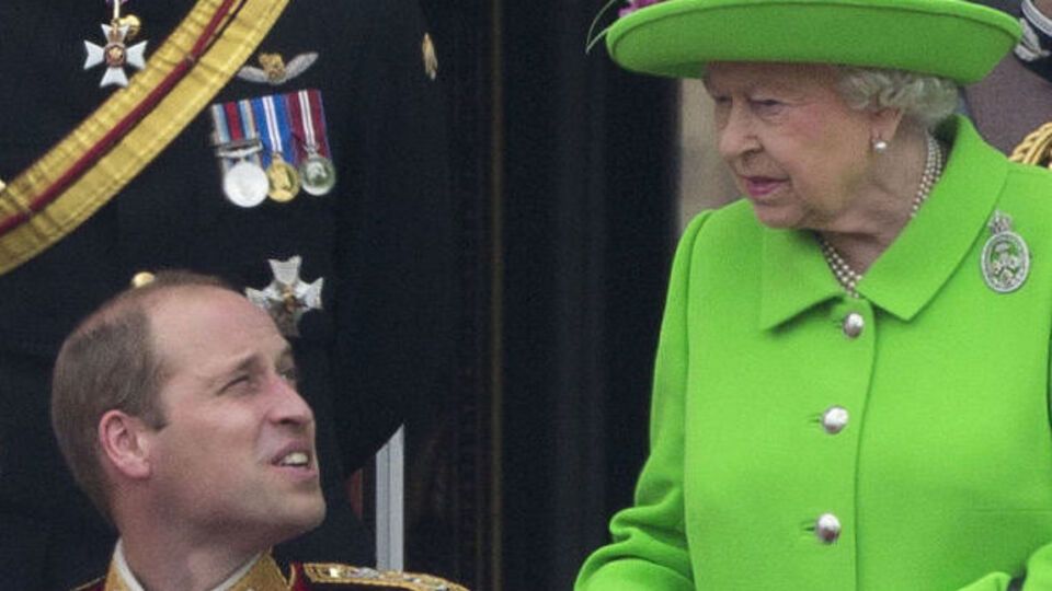 Уильям слушается свою бабушку Елизавету II