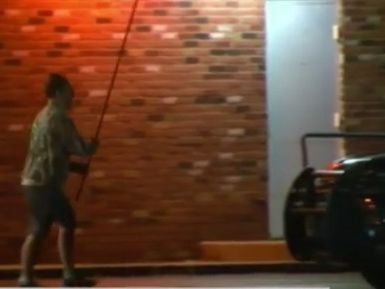 Мужчина накинулся на вооруженных полицейских с палкой от метлы