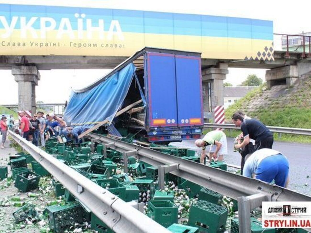 Мародеры бросились собирать выпавшие из фуры ящики с пивом