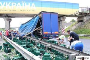 Мародеры бросились собирать выпавшие из фуры ящики с пивом