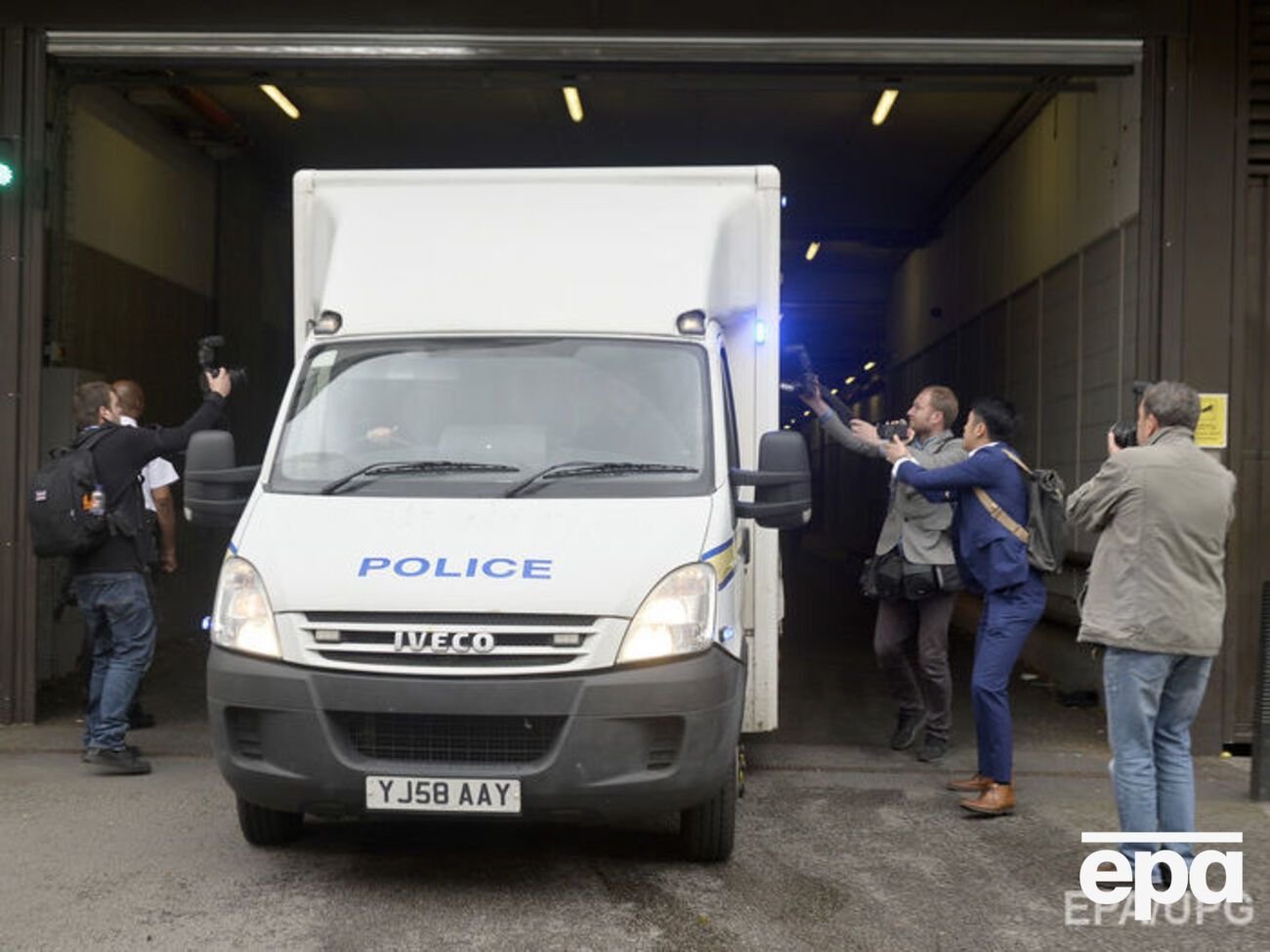 После заседания суда Мейра в фургоне перевезли в тюрьму