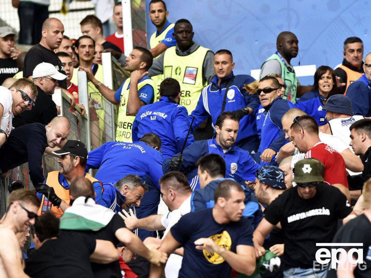 Потасовка на трибунах в Марселе