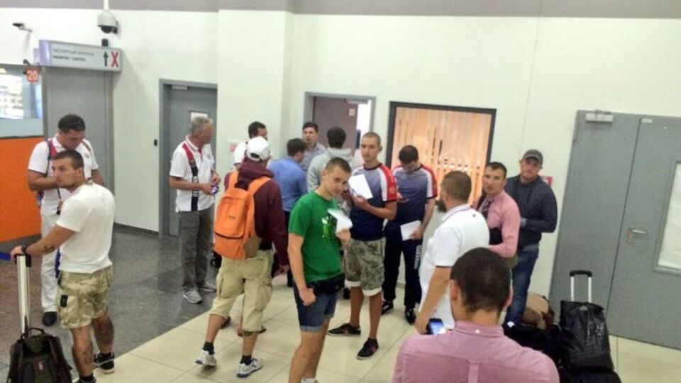 Депортированные российские болельщики в аэропорту Шереметьево