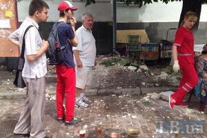 В Киеве обвалившийся карниз здания травмировал прохожих