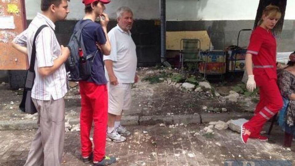 В Киеве обвалившийся карниз здания травмировал прохожих