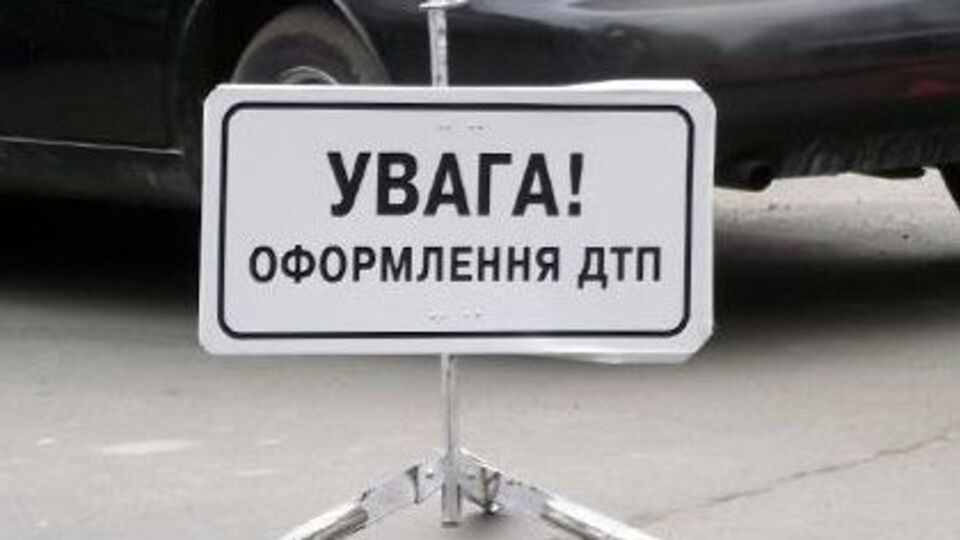 Под Николаевом микроавтобус перевернулся после столкновения в легковушкой