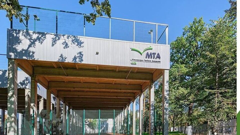 На месте старого лагеря "Юнга" была построена Международная теннисная академия