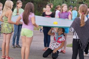 Лагерь предлагал детям обучение по различным специализациям, среди которых "Следопыт", "Помор" и "Робинзон"