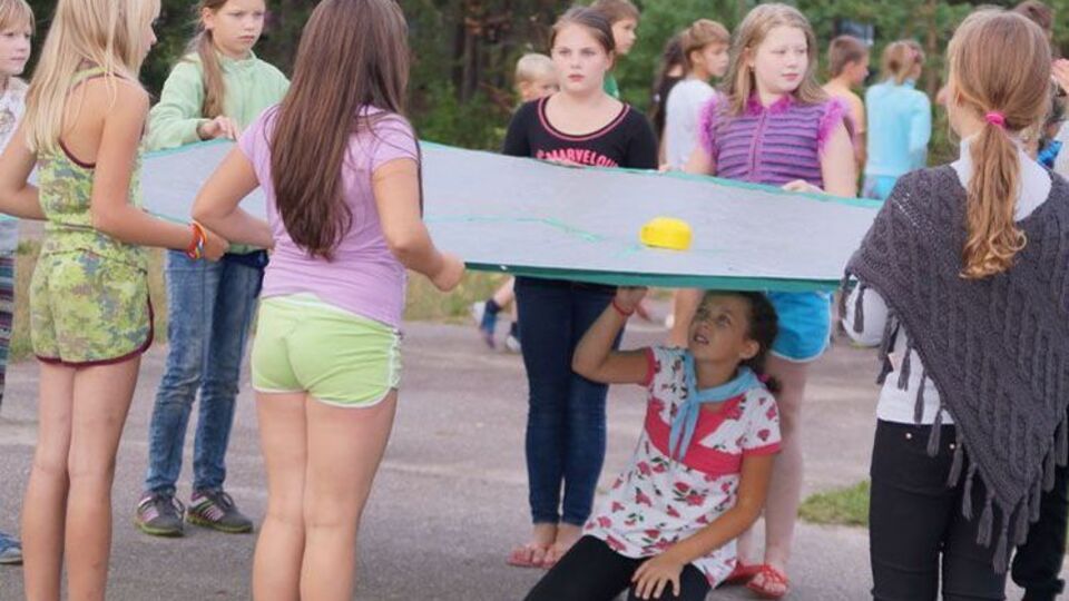 Лагерь предлагал детям обучение по различным специализациям, среди которых "Следопыт", "Помор" и "Робинзон"