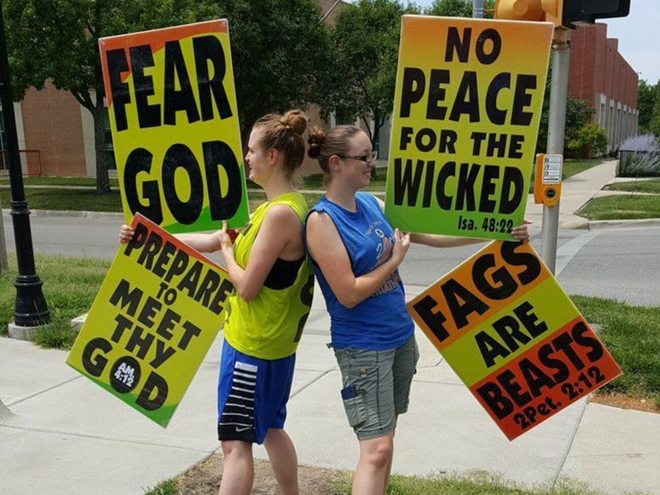 Пикетчики принесли на похороны плакаты гомофобного содержания