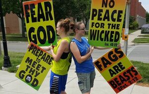 Пикетчики принесли на похороны плакаты гомофобного содержания