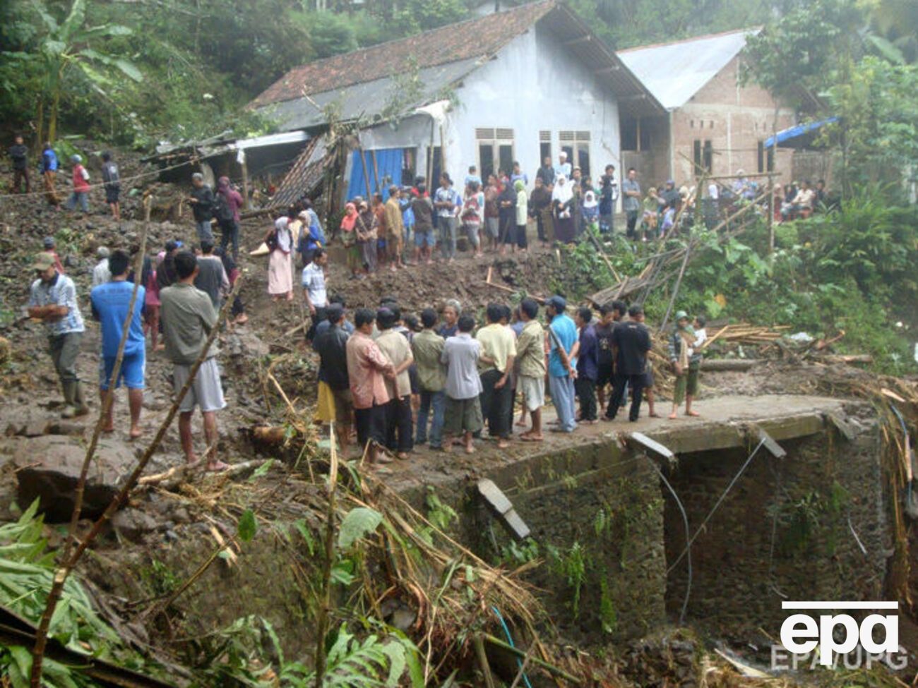 Из 35 погибших 31 человек умер в результате оползней, еще четверо&nbsp;&ndash;&nbsp;вследствие затопления