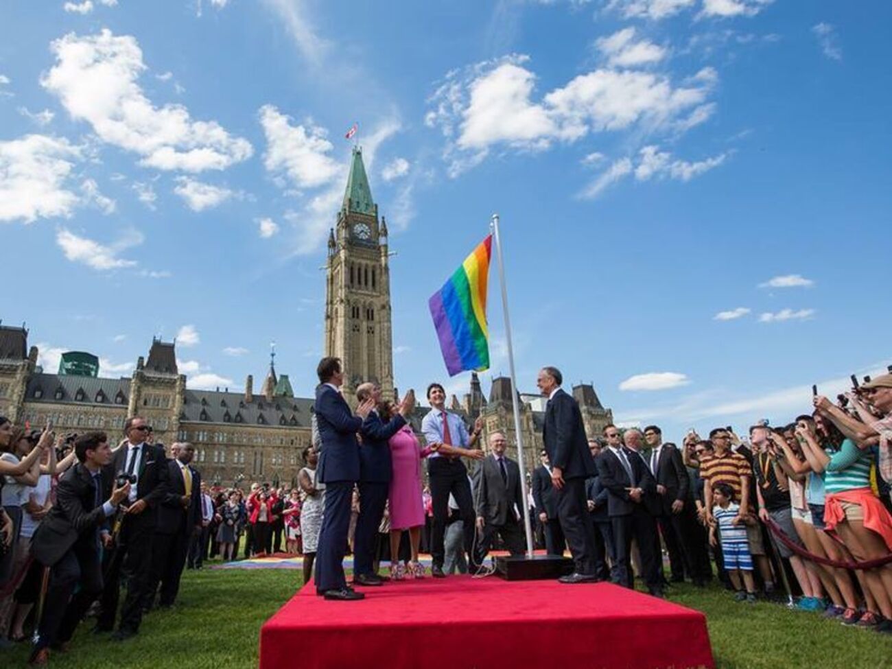 Трюдо поднял флаг ЛГБТ