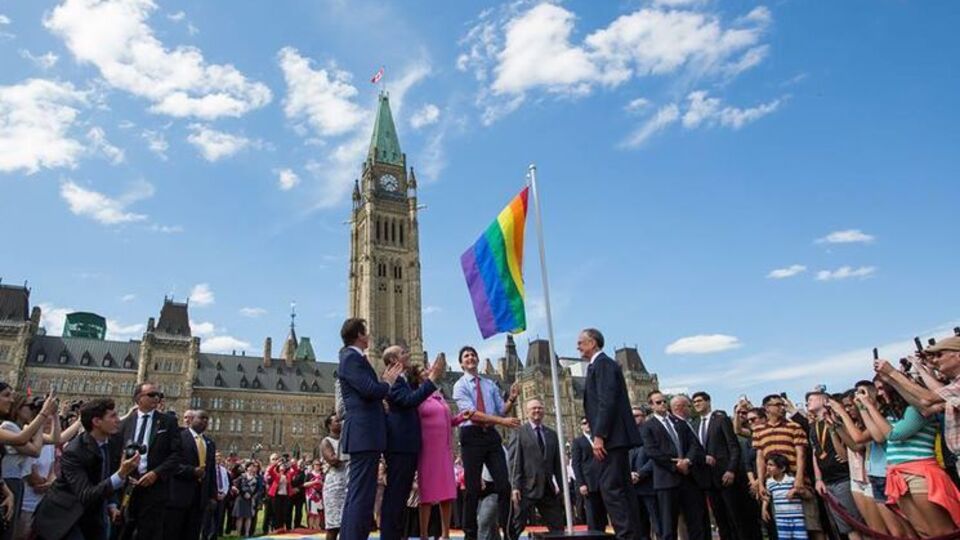 Трюдо поднял флаг ЛГБТ