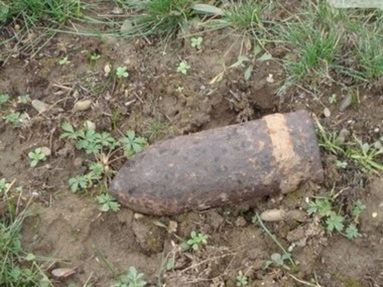 В лесу мужчины нашли неизвестный боеприпас, который взорвался во время демонтажа
