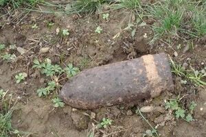 В лесу мужчины нашли неизвестный боеприпас, который взорвался во время демонтажа