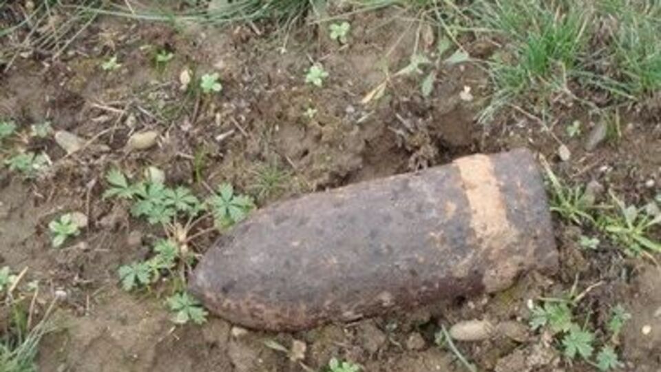 В лесу мужчины нашли неизвестный боеприпас, который взорвался во время демонтажа