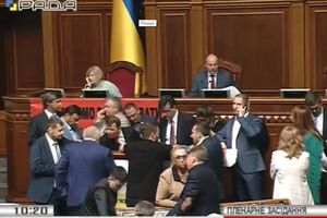 Радикалы блокируют трибуну парламента