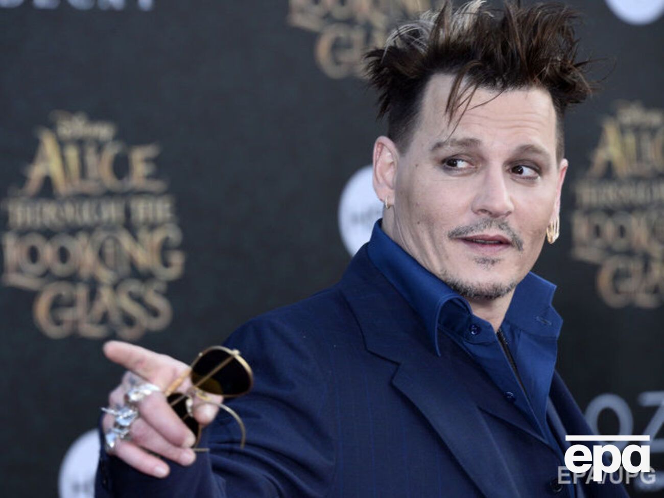 Депп отделался штрафом за рукоприкладство в отношении Мосс - СМИ