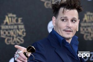 Депп отделался штрафом за рукоприкладство в отношении Мосс - СМИ