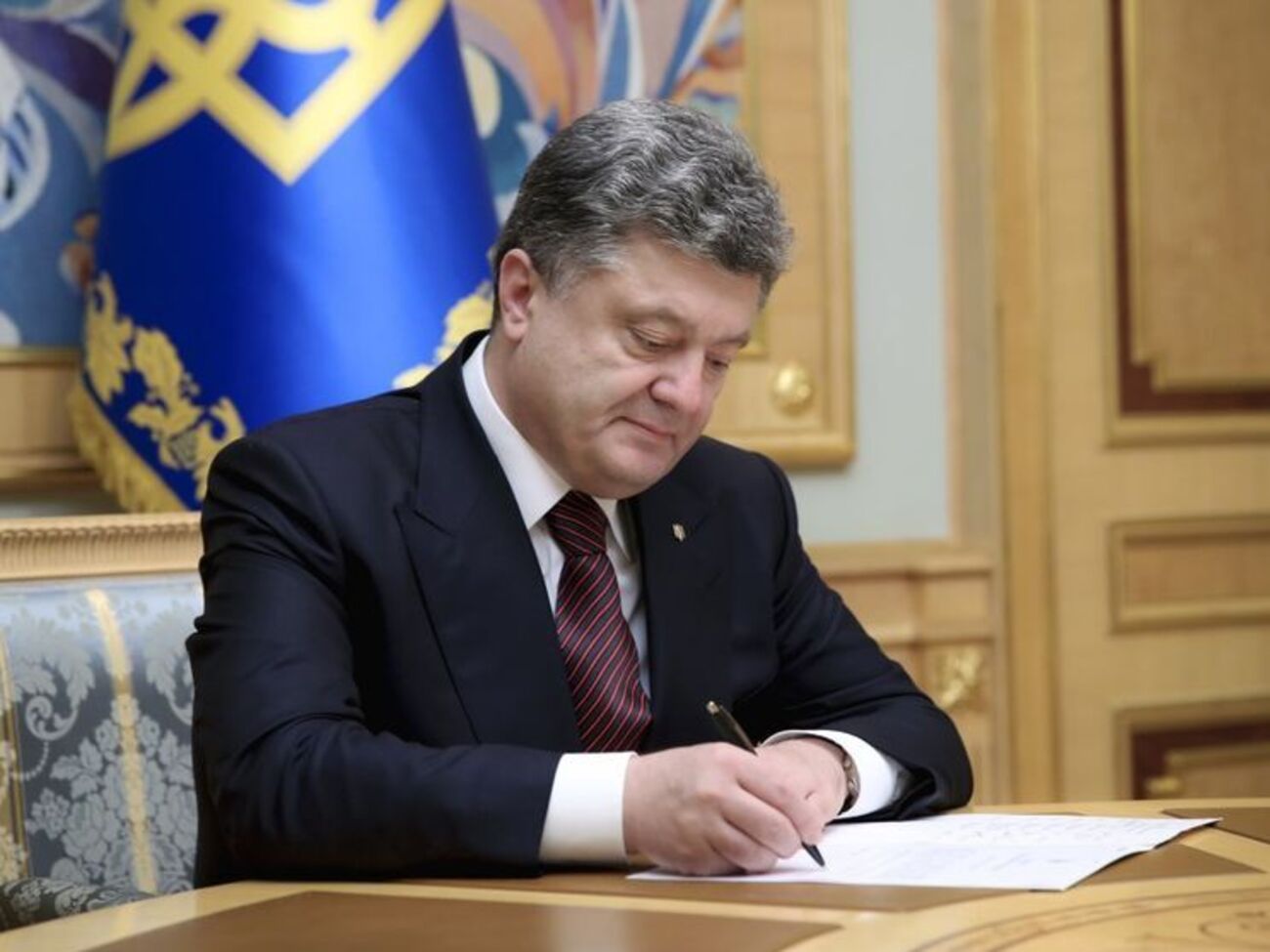Порошенко изменил порядок выделения государственных премий в науке и технике