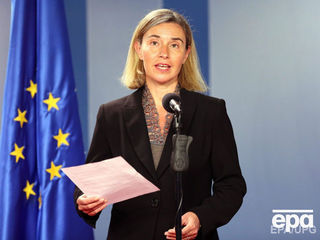 Могерини (на фото) и Хан считают, что внесенные в Конституцию изменения открывают путь для "всеобъемлющей судебной реформы"