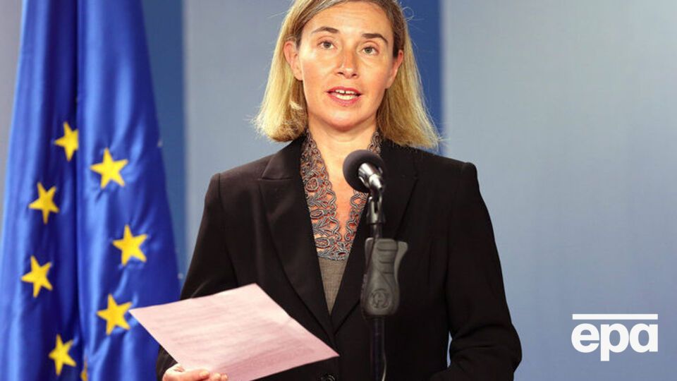 Могерини (на фото) и Хан считают, что внесенные в Конституцию изменения открывают путь для "всеобъемлющей судебной реформы"