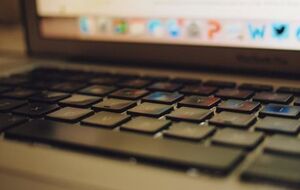 По словам пользователей, злоумышленники удаленно управляли их компьютерами, а также снимали деньги с банковских счетов