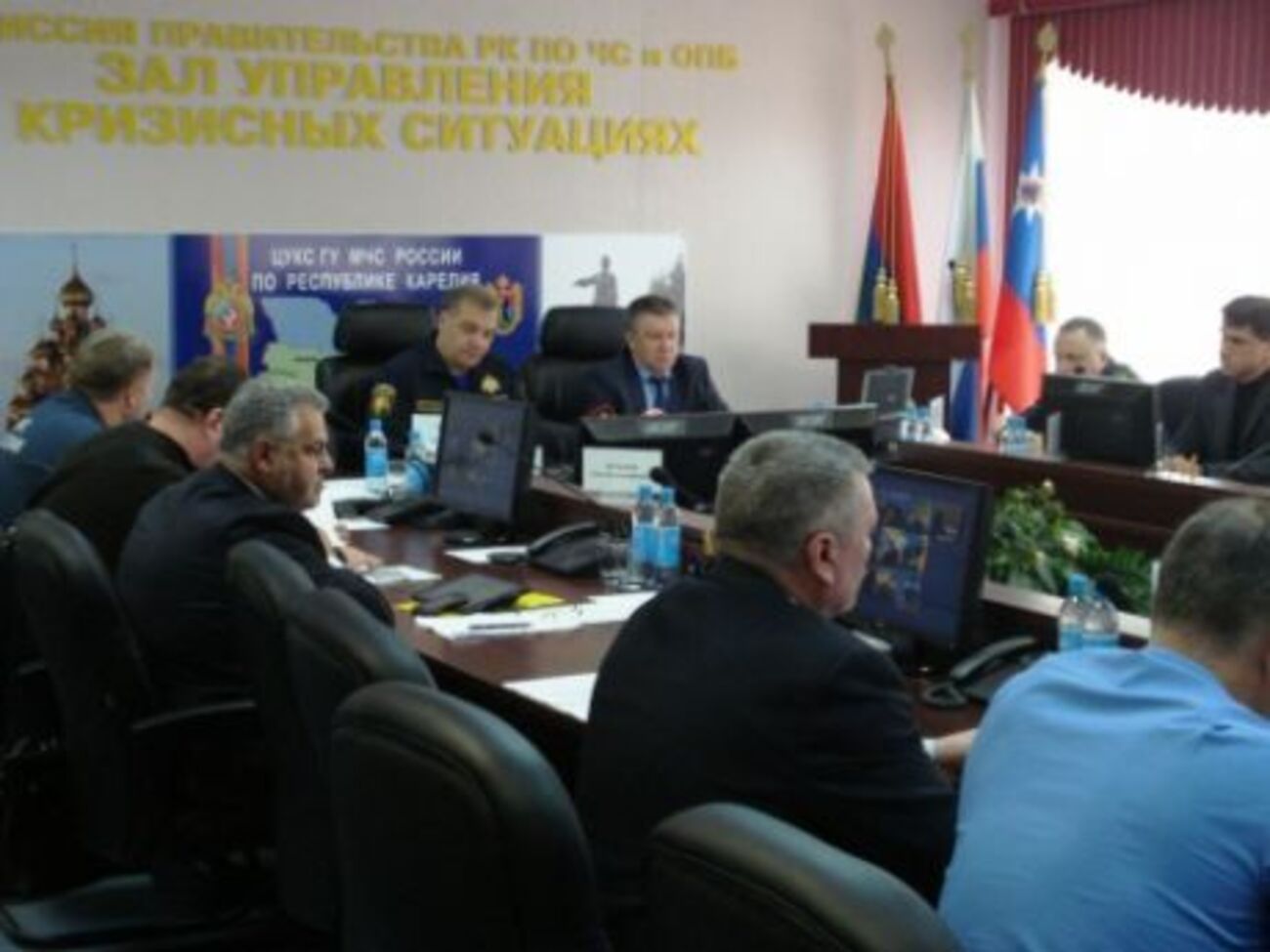 По словам Пучкова, сейчас в поисковой операции в районе озера участвуют более 170 человек